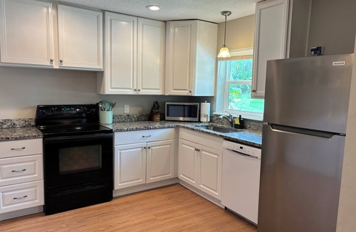 Port Malabar Cottage | Adorable 2 bed, 2 bath guest house, pet friendly