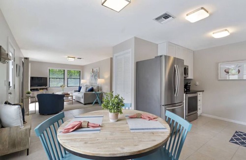 Indian Beach Sapphire Shores Cottage | Adorable Brach Cottage Bungalow in Sunny Sarasota