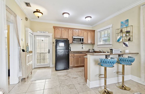 Hyde Park Apartment | Adorable Hyde Park Apartment w/Parking & Gym