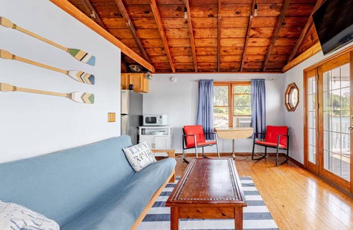 Hopatcong House | Adorable Lakefront 1 bd guest house