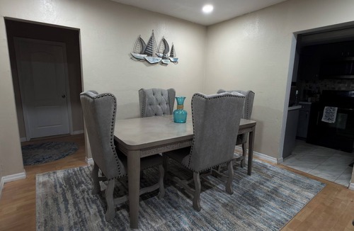 Thonotosassa Bed & Breakfast | Affordable private room King bed in Thonotosassa, shared space