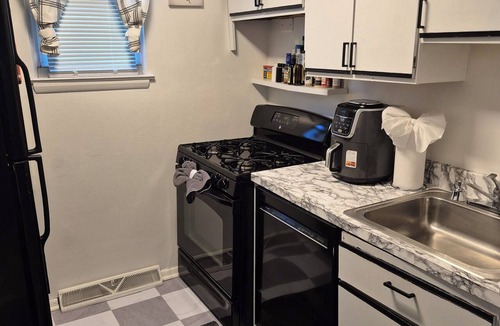 Woodberry Condo | Alexa Smart 2br/1ba near JHU Lighhtrail, Hampden, Baltimore Zoo and 695