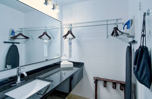 Trailer Estates Hotel | All-New, First Floor, Bunk Bed, Huge Pool, 70" TV, Tiki Bar!