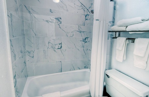Trailer Estates Hotel | All-New, First Floor, Bunk Bed, Huge Pool, 70" TV, Tiki Bar!