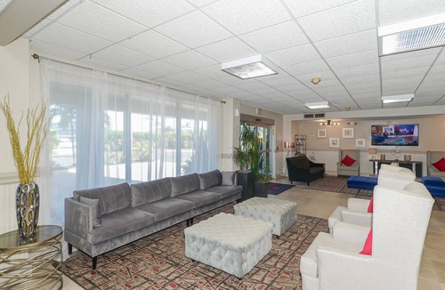 Trailer Estates Hotel | All-New, First Floor, Bunk Bed, Huge Pool, 70" TV, Tiki Bar!