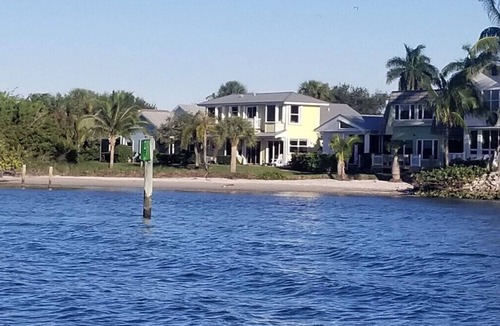 Jensen Beach House | Amazing 5 Bedroom, 3-bathroom Beach house. Bring the whole family and friends.