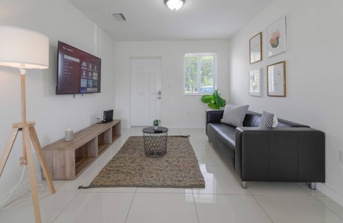 Gladeview House | Amazing Brand New Duplex 3 Bedrooms/2 bathrooms