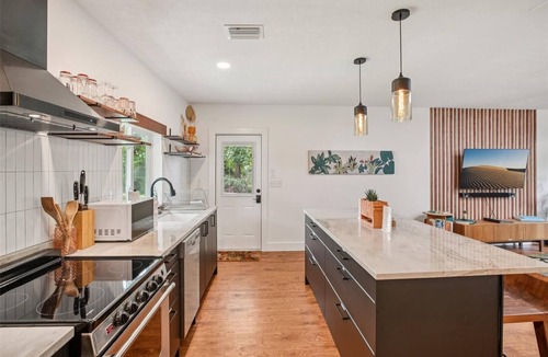 Bearss Plaza Cottage | Amazing cottage in sunny Tampa close to everything.