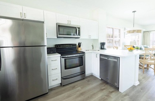 Marathon Hotel | Amazing Location in the Middle of Florida Keys! Full Kitchen! Onsite Pools