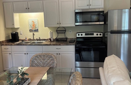 Crystal Beach House | Amazing Private Tropical Pool, Fire Pit, 3 mins to Crystal Beach.