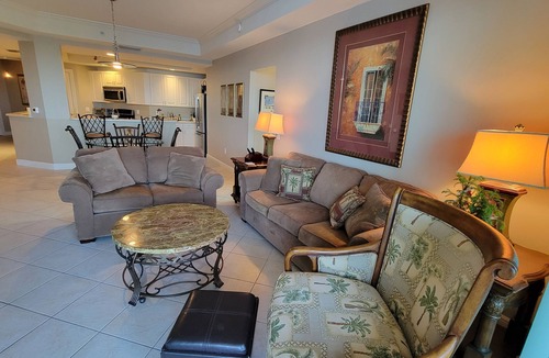 East 1st Street Condo | Amazing views downtown FyMeyers. Free trolley stop. walk 2 blocks to downtown