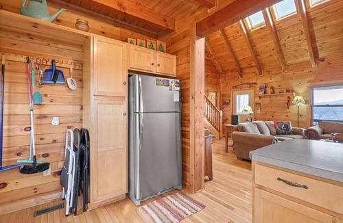 Vilas Cabin | Amazing Views! Wonderful Cabin Convenient to Boone and ASU!