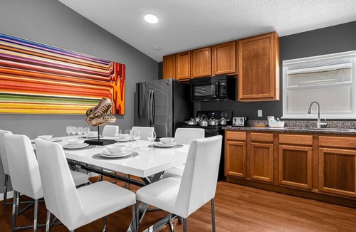 Clear Creek House | Animatronic Dinosaur | 5BR Near Disney, Theater, Private Heated Pool & 3 Kings