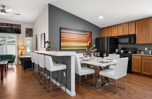 Clear Creek House | Animatronic Dinosaur | 5BR Near Disney, Theater, Private Heated Pool & 3 Kings