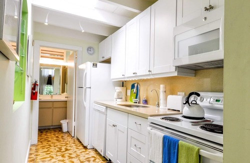 Historic Seaport Cottage | Ann Street Cottage: A bright and airy home near Duval Street