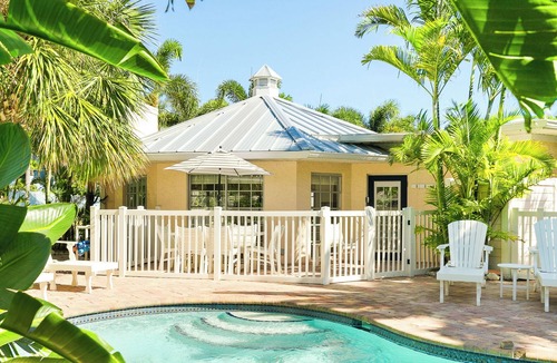 Holmes Beach House | Anna Cabana 4 · Fireplace · Pool & Patio