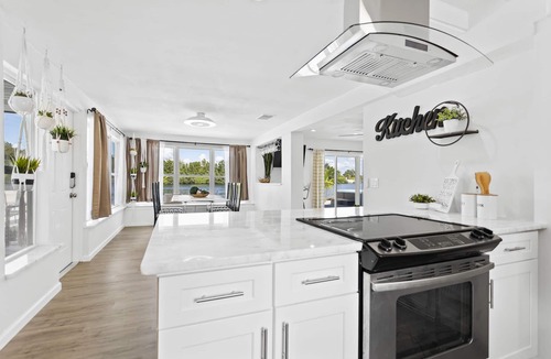 Venice House | AQUA VISTA * WATERFRONT RESORT STYLE * NEAR BEACHES
