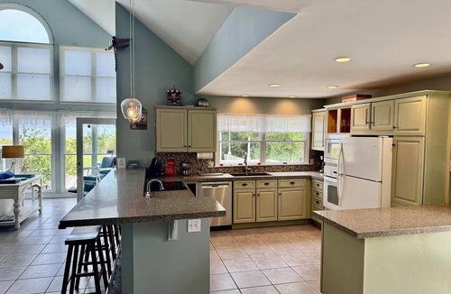 Green Creek House | Ark of Grace: Spacious 4-bedroom Cottage with the Bay as Your Backyard!