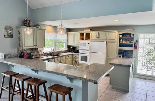 Green Creek House | Ark of Grace: Spacious 4-bedroom Cottage with the Bay as Your Backyard!