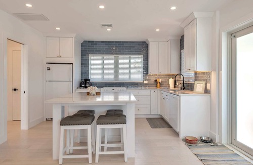 Lake Worth Apartment | Art Deco Pool House a mile to Beach Pets welcome