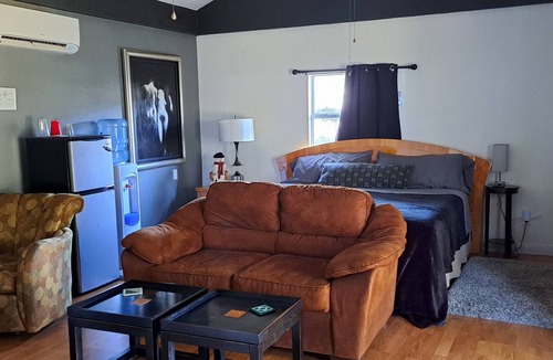 Valrico Bed & Breakfast | Art Under the Oaks Bed and Breakfast