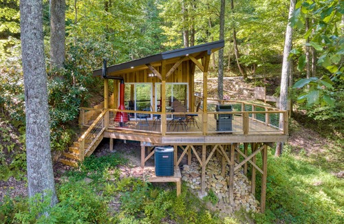 Fairview Cabin | Artist’s Palette by AvantStay | Colorful Retreat