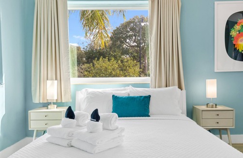 Northeast Miami Hotel | Artists' Suite at the New Yorker Hotel - Park View, Free Parking/Coffee/Bagels!