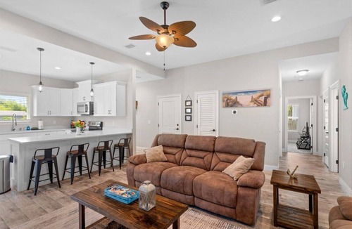 Navarre House | - August Deals - Beach Retreat with private Hot Tub & 5 min. to Navarre Beach