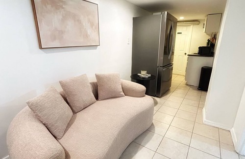 Forest Hill House | AUREA Stays/Private 2BR Suite/Free Parking/Near EWR