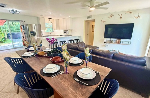 Old Naples House | AVAILABLE NOW! FERN COTTAGE! FREE beach parking! Weekly/Monthly/Yearly Rentals!