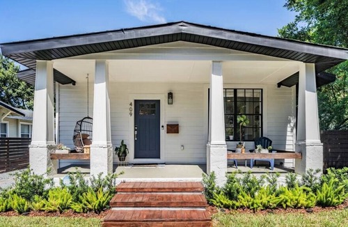 Riverside Heights Villa | Aztec Rustic Villa- Entire home close to Armature Works