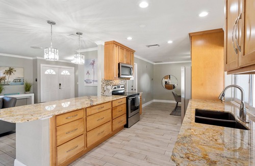 Caloosahatchee House | Back to School Discount! 6 min to Downtown-Heated Pool, Beach Essentials