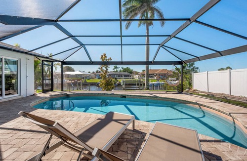 Caloosahatchee House | Back to School Discount! 6 min to Downtown-Heated Pool, Beach Essentials