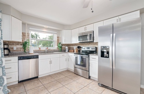 Caloosahatchee House | Back to School sale! 5 min to Downtown+Beach Gear+Hot Tub/Pool+Pet Friendly