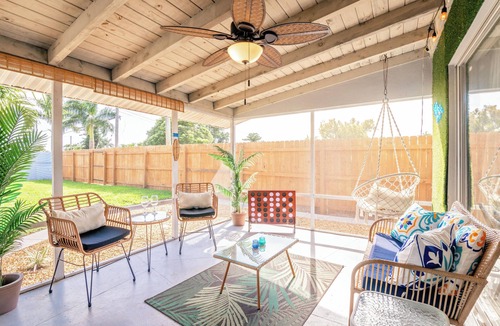 Caloosahatchee House | Back to School sale! 5 min to Downtown+Beach Gear+Hot Tub/Pool+Pet Friendly