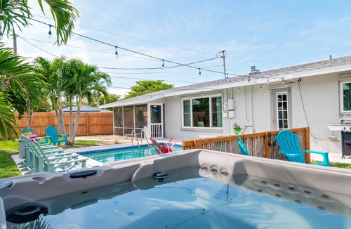 Caloosahatchee House | Back to School sale! 5 min to Downtown+Beach Gear+Hot Tub/Pool+Pet Friendly