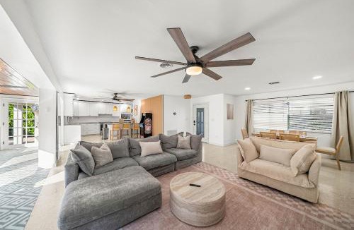 Lake Clarke Shores Villa | Backyard Oasis with Pool & Games