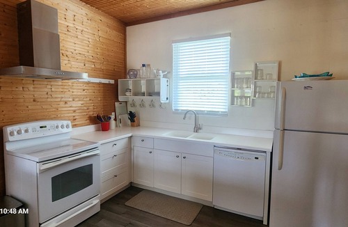 Laurel House | Banana Cabana! Pool home 3.5 miles to Nokmis Beach