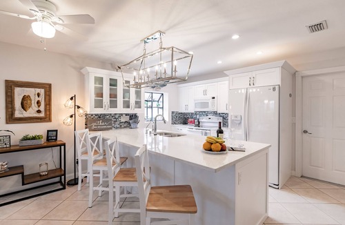 Bonita Shores House | Barefoot Bungalow - Charming pool house on the bay