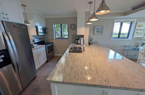 Key Largo House | Bay Views and Sunsets From Every Room : Buttonwood End-Unit Townhome : 36' Slip