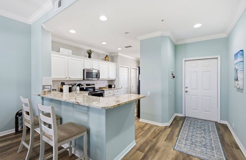 Tropical Cove Condo | Bayfront Bliss at Lexington CC Lake Village