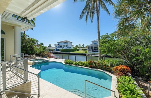 Connors House | Bayfront Retreat 5-min to Vanderbilt Beach
