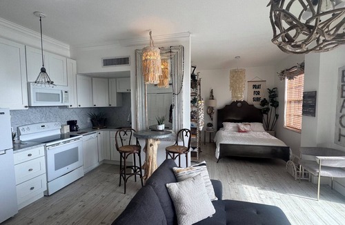SoHo Apartment | Bayshore Efficiency Living with Endless Bay Views