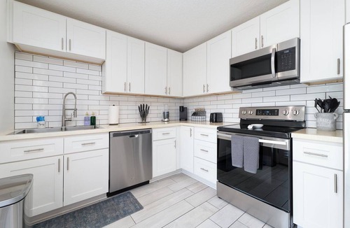 Beach Haven House | Be A Nomad | 1BR Near Mayo Clinic | Private Deck | Free Parking | Sleeps 2