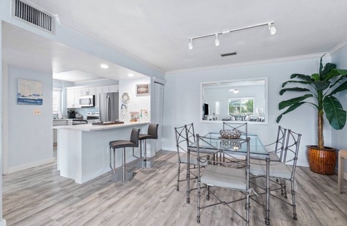 Jupiter Apartment | Beach Access 3-bedroom apartment in tranquil Jupiter, Pool, AC, Park, Wifi.