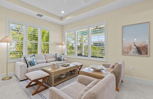 Hills T P House | Beach Bound - 2025 Luxury Build - Walk to Beach & Town