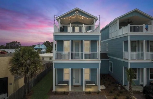 Holiday Beach House | Beach Days & Sunset Nights – Hot Tub, Arcade, Fire Pit, Sun Deck, BBQ grill