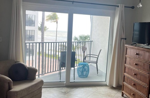 Mid Island Condo | Beach Front 1-bedroom condo mid island Fort Myers Beach