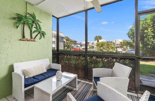 Fort Pierce Condo | BEACH, GOLF, TENNIS, POOLS, GYM. KING BED, 4 min walk to ocean. 1st floor, 1 dog
