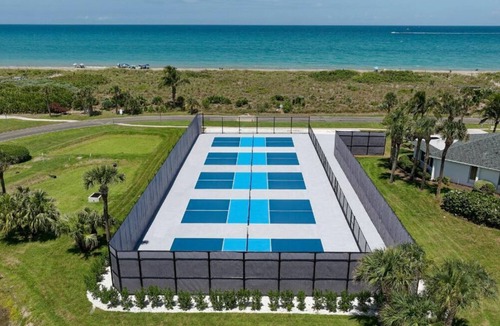 Fort Pierce Condo | BEACH, GOLF, TENNIS, POOLS, GYM. KING BED, 4 min walk to ocean. 1st floor, 1 dog